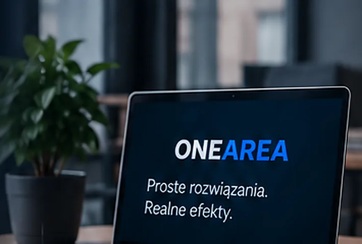 Laptop z identyfikacją OneArea na biurku